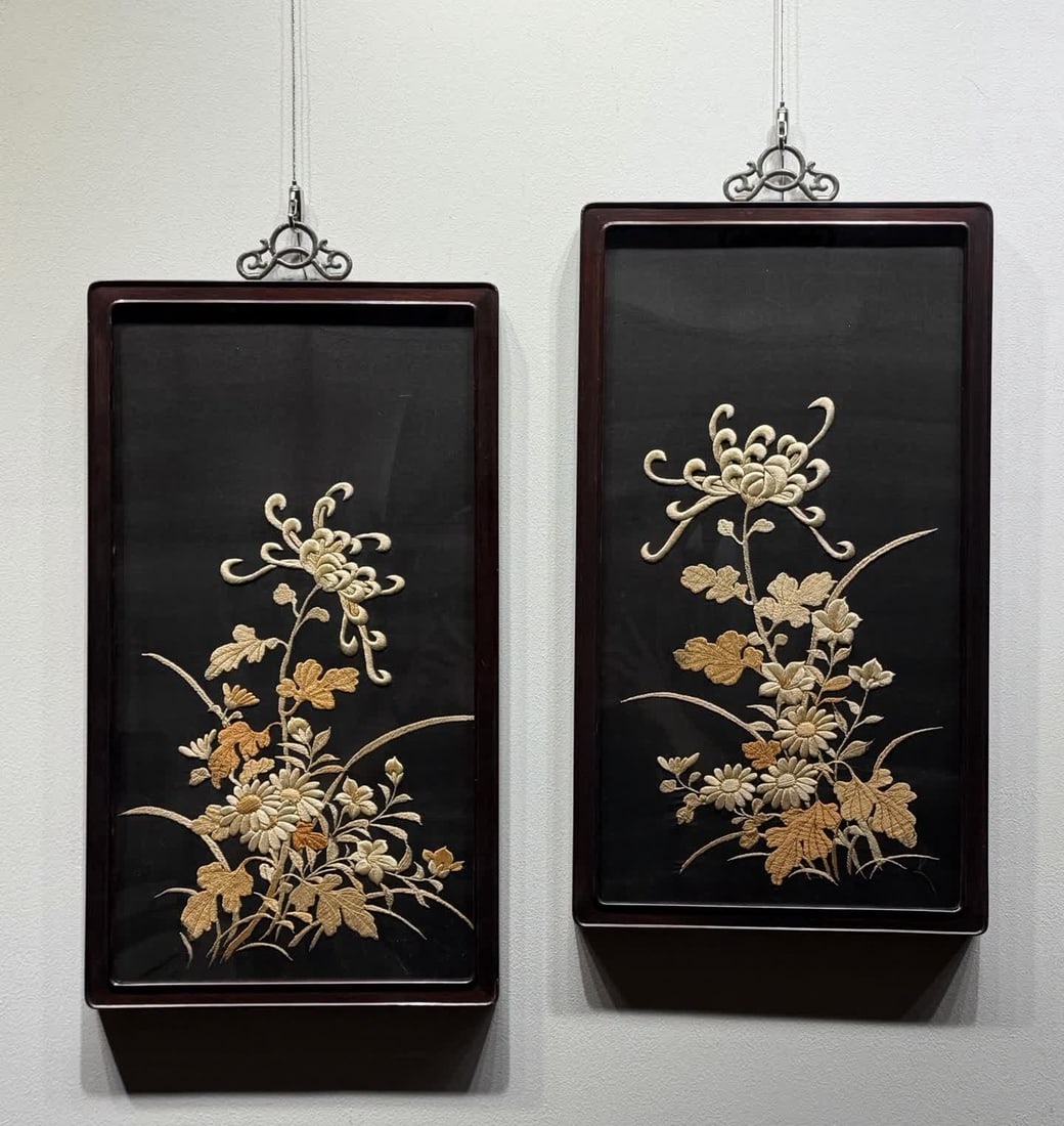 A pair of Republic of China embroidery chrysanthemum appreciation pictures: Republic of China embroidery chrysanthemum appreciation picture SIZE: 58x33cm (The Dimensions Of All Batches Are Manually Measured.If You Need More Detailed Information, Please Contact Our Customer Se