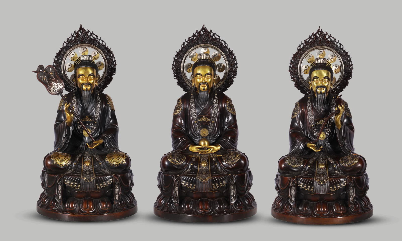 A set of Ming Dynasty precisely cast copper tires, gilded silver, Taoist Sanqing Dynasty statues: Ming Dynasty Fine cast copper tire gilt silver Taoist Sanqing Dynasty statues set [Style] Ming Yongle Year [Details] This group of Sanqing statues has a regular head bun, comfortable proportions of th