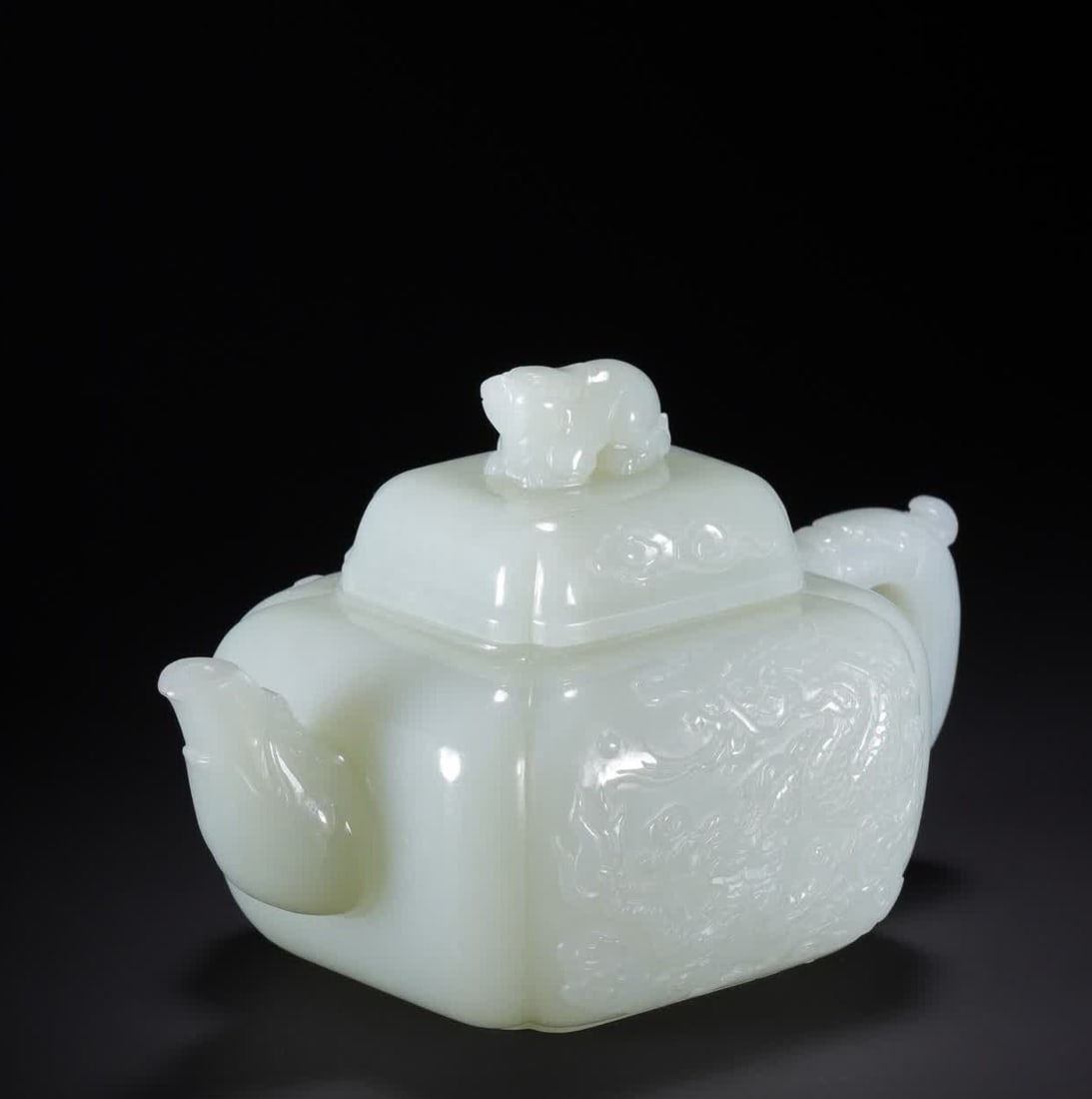 A Qing Dynasty Hetian jade pot (1 of 10)