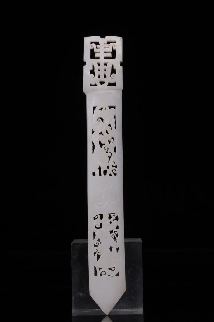 A Qing Dynasty Hetian jade figure flower and bird pattern jade ornament (1 of 8)