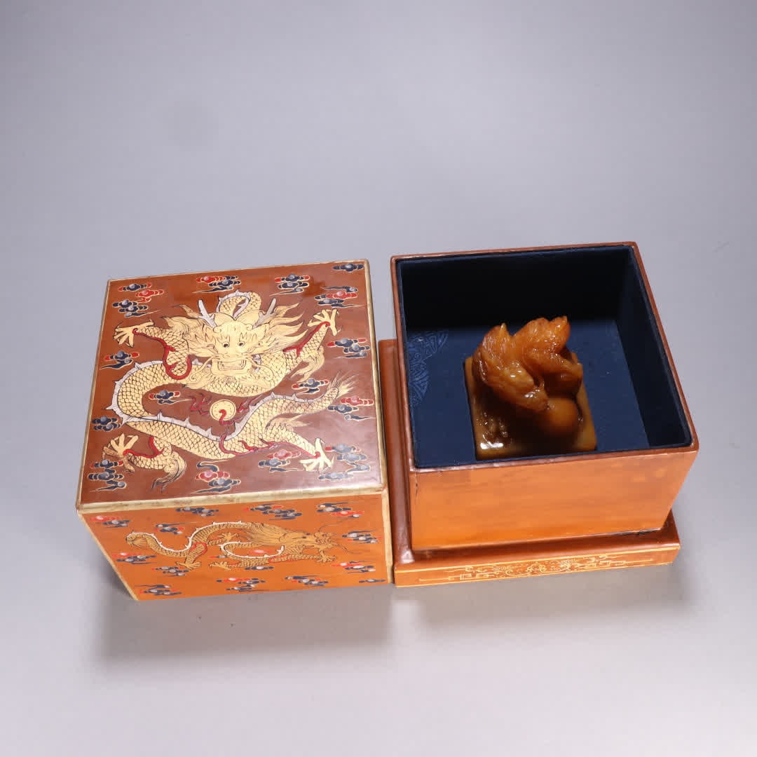 A Qing Dynasty Tian Huang Shilong play bead button seal (1 of 9)