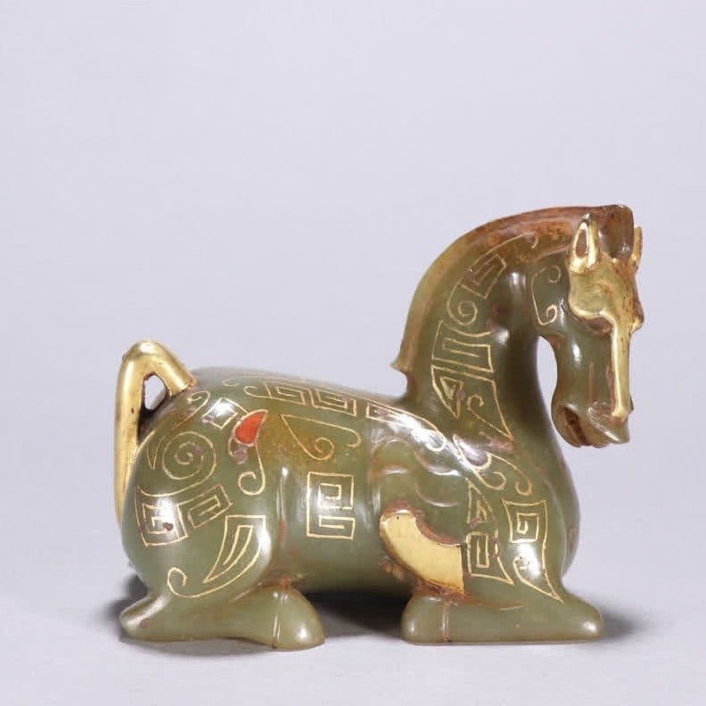 A war Han Dynasty Hetian Yucuo gold and silver lying horse: Fighting in the Han Dynasty and Tian Yucuo gold and silver lying horses SIZE: H:6.8cm W:8.3cm W:283.2g (The Dimensions Of All Batches Are Manually Measured.If You Need More Detailed Information, Pleas