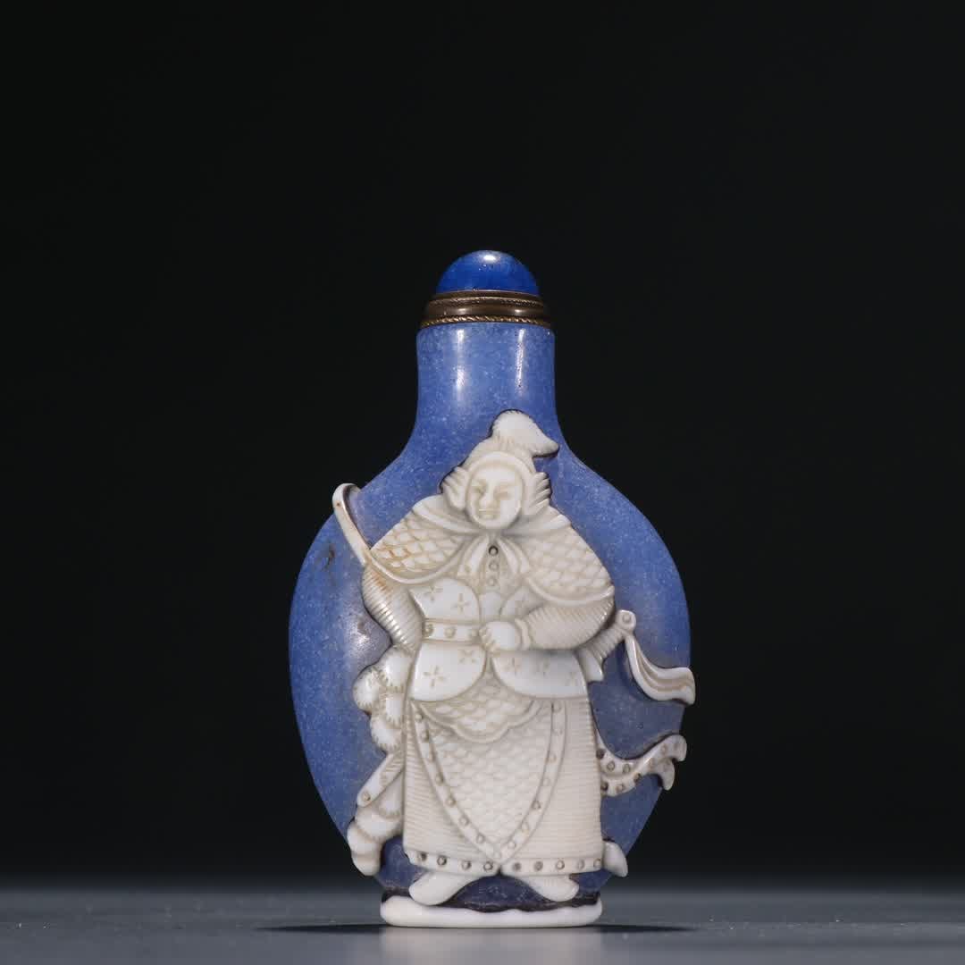 A Qing Dynasty glazed tire snuff bottle (1 of 9)