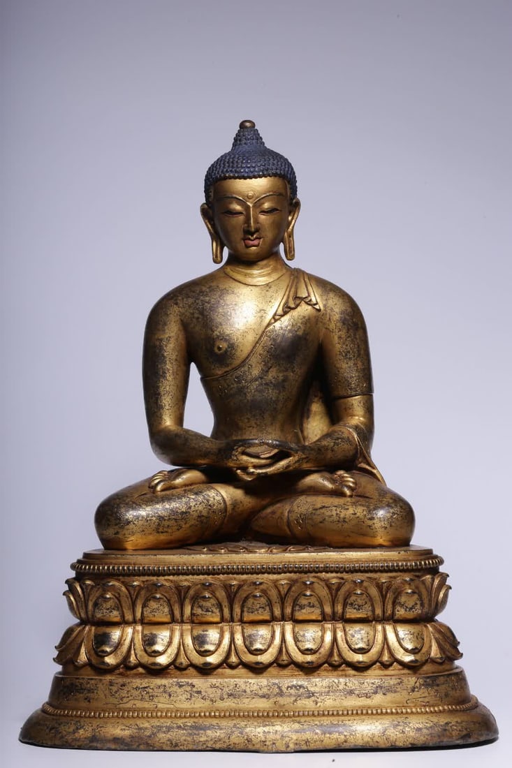 A Qing Dynasty copper gilt Buddha seated statue (1 of 10)