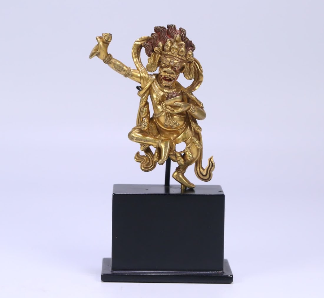 A Qing Dynasty Tibetan bronze gilt Vajra protector statue: Qing Dynasty Tibetan bronze gilt Vajra protector statue SIZE: Total H: 13.8cm Buddha 9x7x2.5cm W: 410.5g (The Dimensions Of All Batches Are Manually Measured.If You Need More Detailed Information, Ple