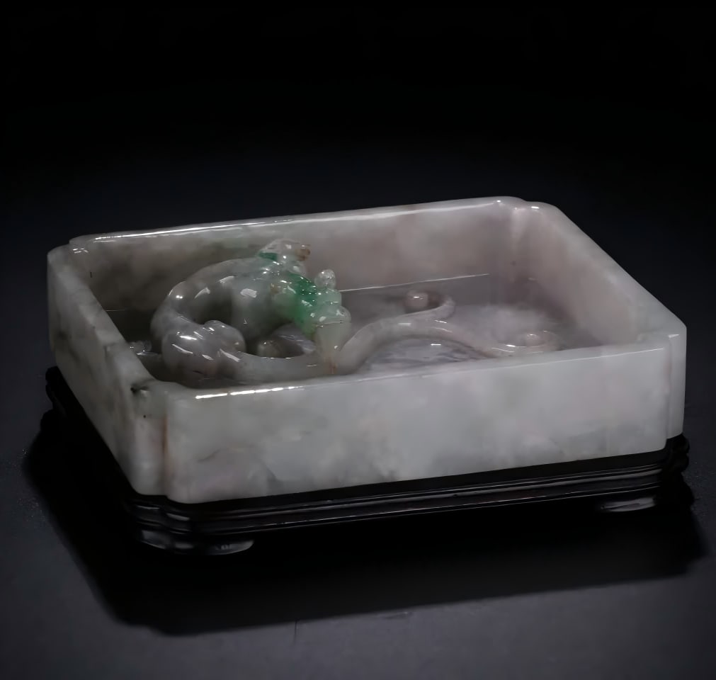 A Qing Dynasty jade dragon pattern square wash: Qing Dynasty jade dragon pattern square wash water washing jadeite as a material, emerald color is translucent, and the quality is fine and the old water head and feet are planted. Washed into a squar