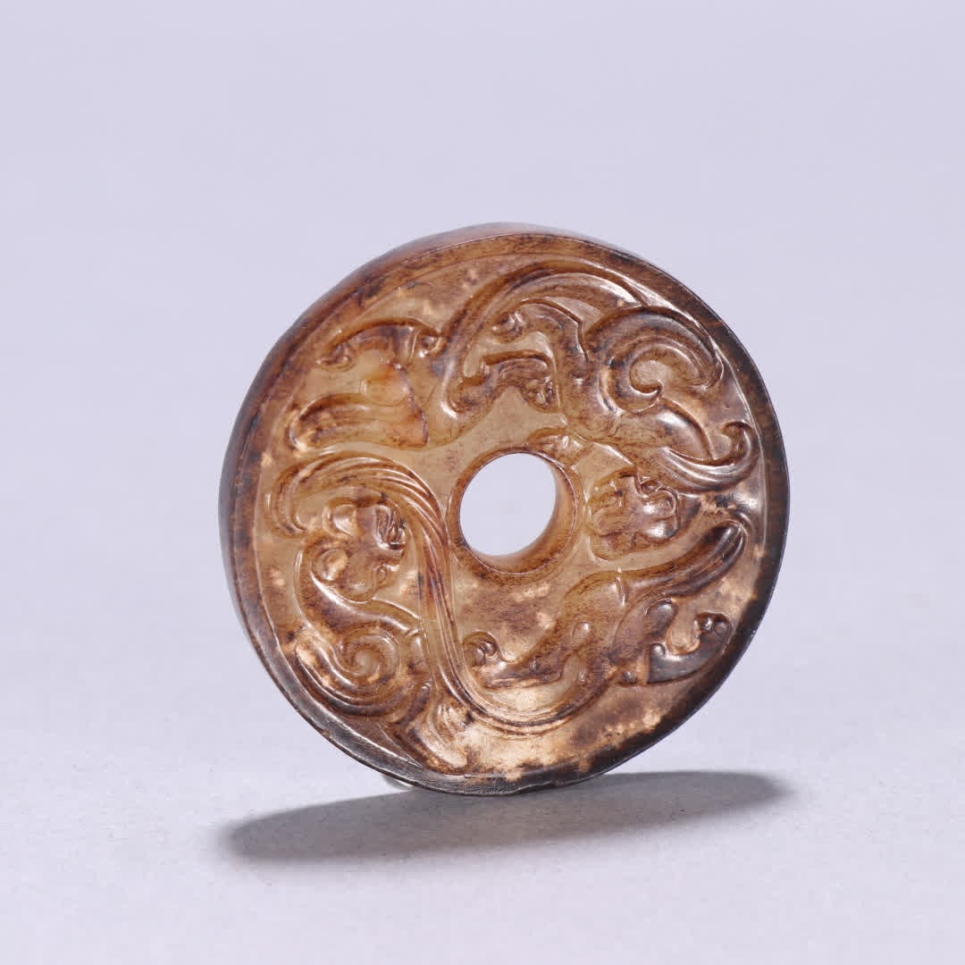 An ancient jade dragon pattern: Ancient jade dragon pattern SIZE: W:4.5cm W:21.6g (The Dimensions Of All Batches Are Manually Measured.If You Need More Detailed Information, Please Contact Our Customer Service Before Bidding.)