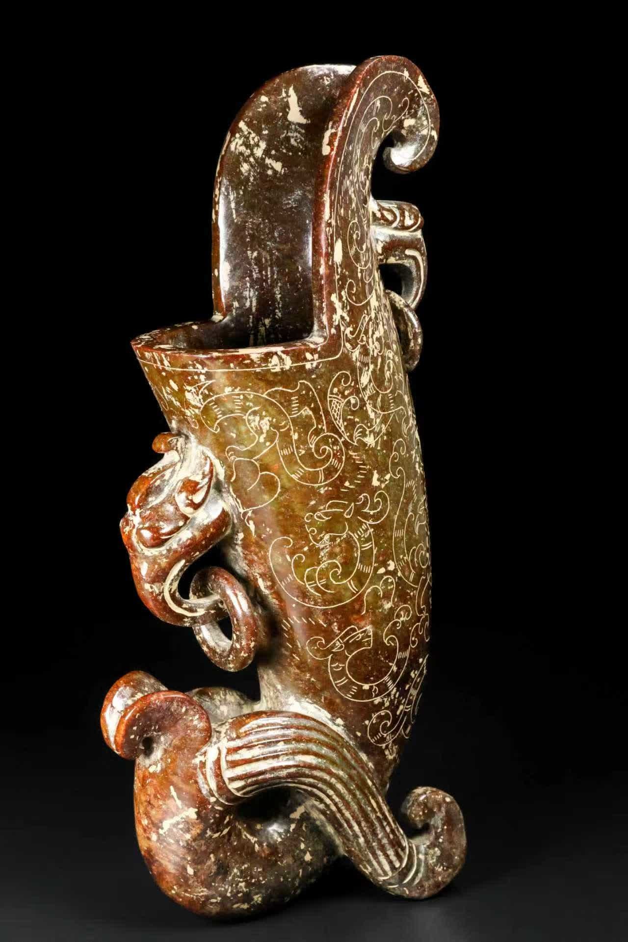 A Han Dynasty jade horn cup: Han Dynasty jade horn cup SIZE: H:32cm W:2410.5g (The Dimensions Of All Batches Are Manually Measured.If You Need More Detailed Information, Please Contact Our Customer Service Before Bidding.)
