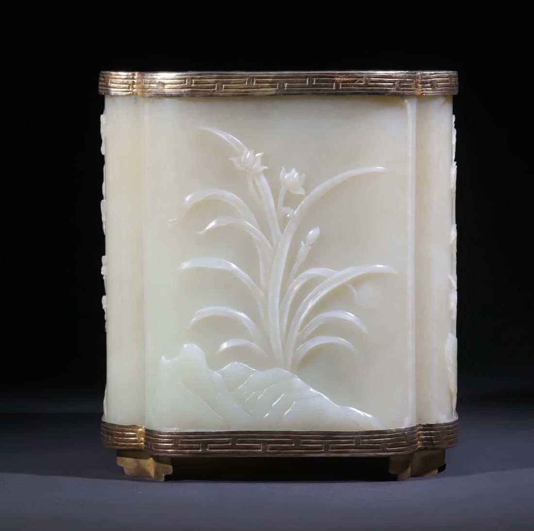 A Qing Dynasty white jade four gentlemen pen holder: Qing Dynasty White Jade Four Gentlemen Pen Holder Hetian white jade is carved with a whole material, the jade is warm and shiny, and the hexagonal shape is regular and atmospheric. the inner silver
