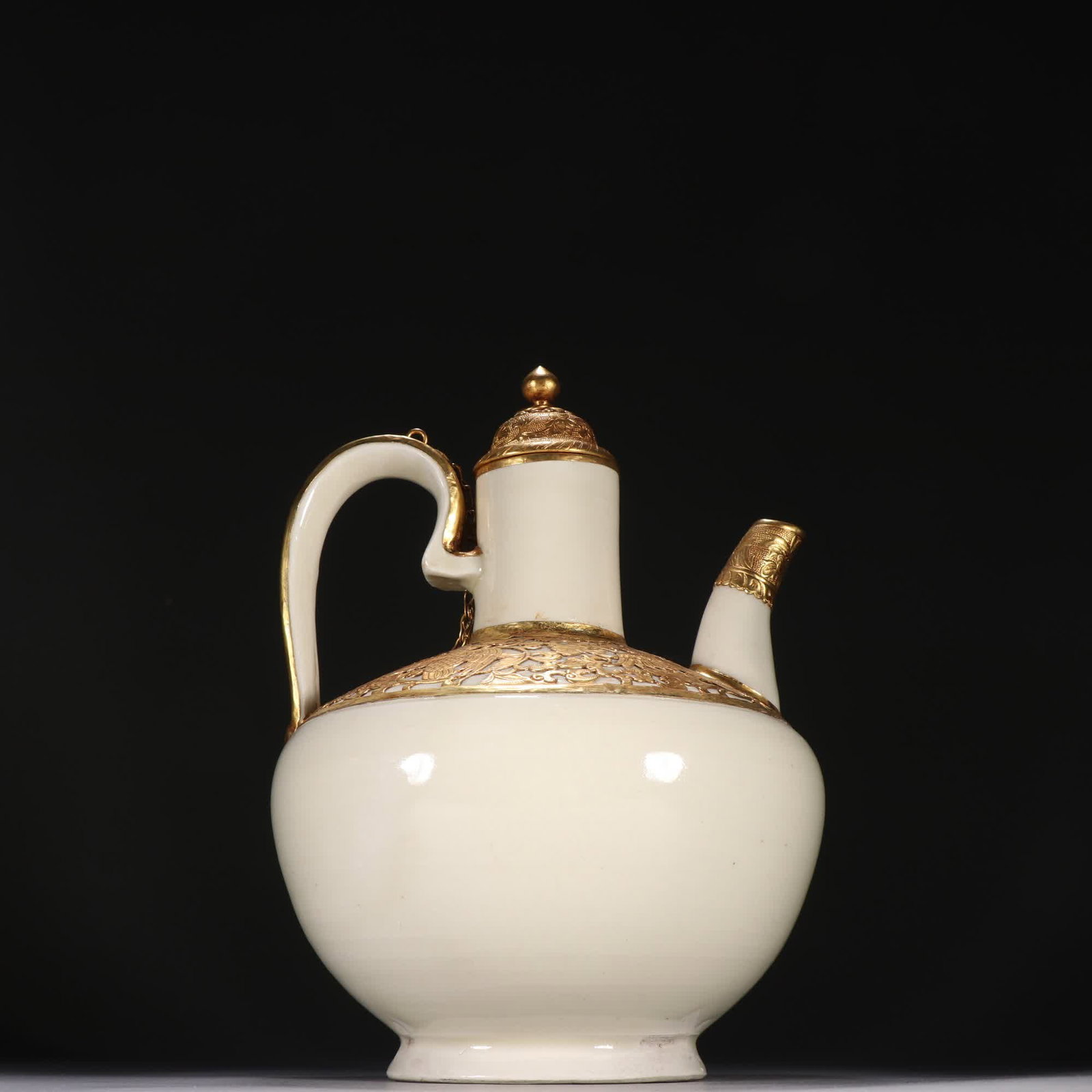 A Song Ding kiln gold-covered pot: Song Ding kiln covered with gold holding pot SIZE: H:21cm W:16cm (The Dimensions Of All Batches Are Manually Measured.If You Need More Detailed Information, Please Contact Our Customer Service Before