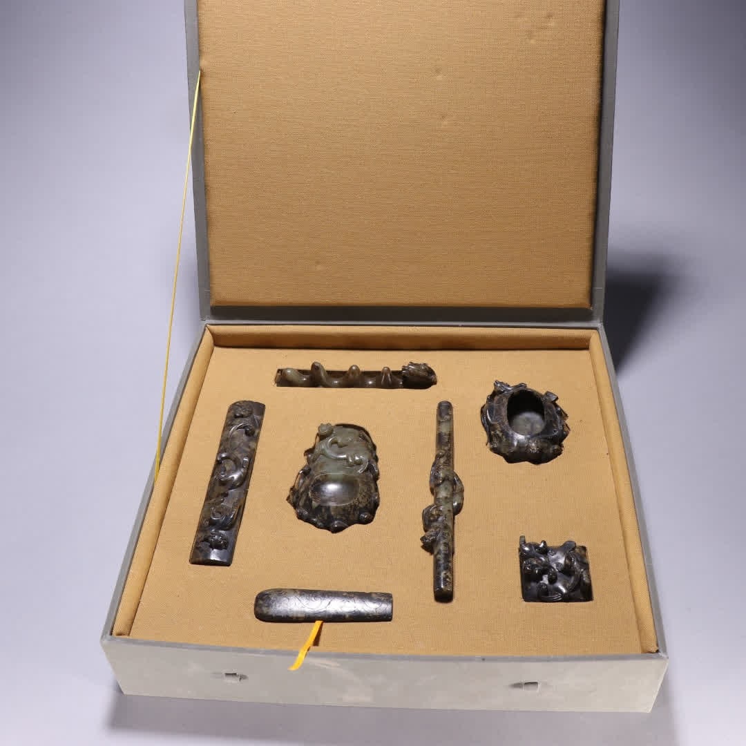 A set of ancient jade dragon pattern study: A set of ancient jade dragon pattern study SIZE: Town ruler H: 1.8cm W: 1.3cm W: 152g Pen holder H: 3.1cm W: 11.5cm W: 100.7g Seal H: 4cm W: 3.9cm W: 146.1g (The Dimensions Of All Batches Are Manually