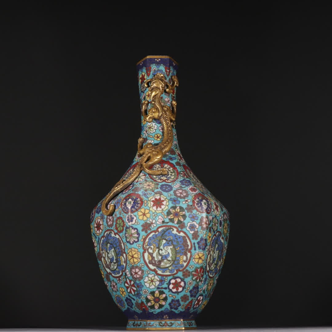 A Qing Dynasty copper gilt cloisonné hundred flowers do not fall to the ground dragon pattern vase: Qing Dynasty copper gilt cloisonné flower non-landing dragon pattern bottle SIZE: H:26.5cm W:11.5cm W:1123.6g (The Dimensions Of All Batches Are Manually Measured.If You Need More Detailed