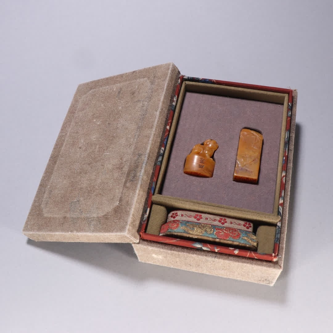 A set of Cui Tian style Tian Huangshi seals: Cui Tian Tian Tian Huangshi seal set SIZE: H: 5.6cm W: 2cm Single W: 50.8g (The Dimensions Of All Batches Are Manually Measured.If You Need More Detailed Information, Please Contact Our Customer