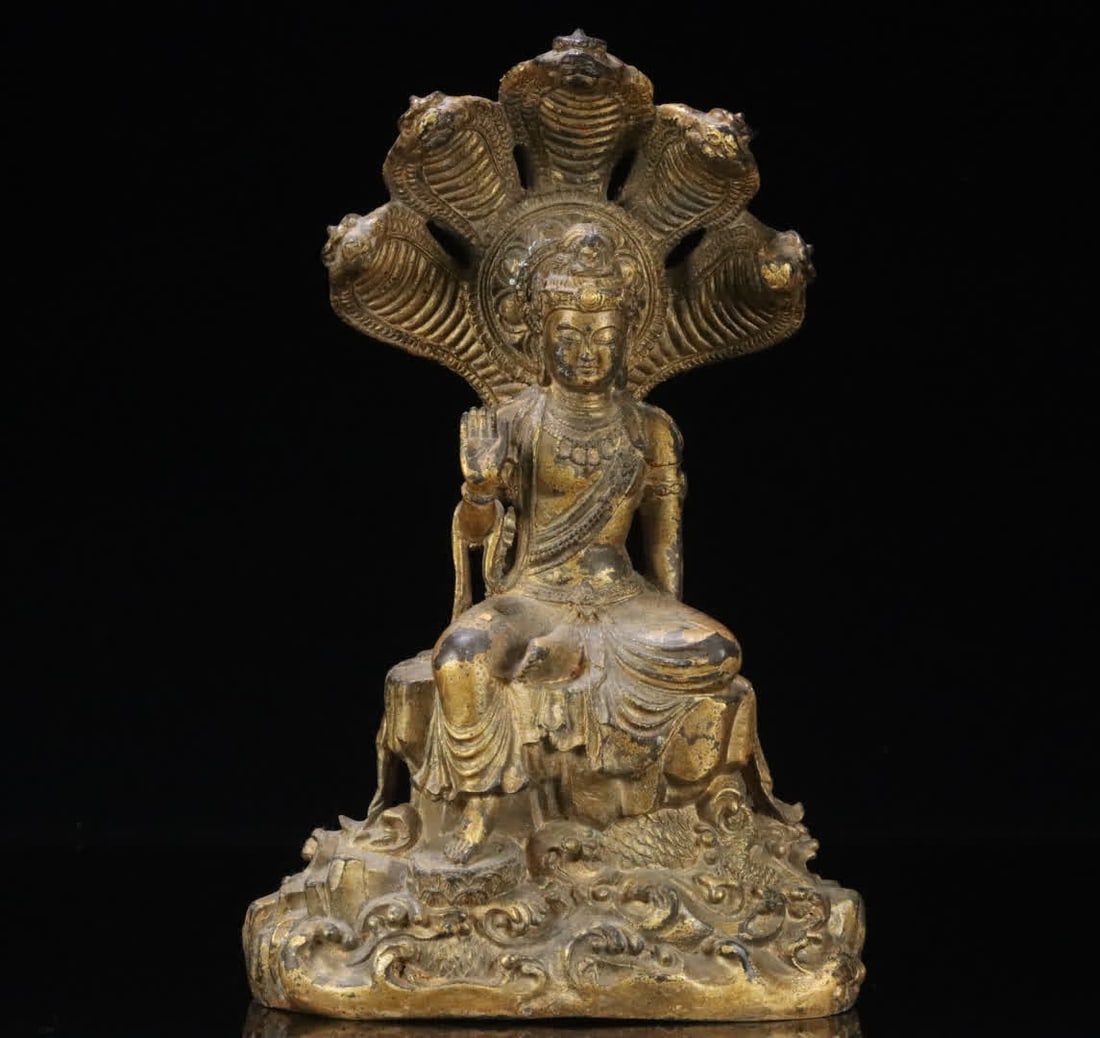 A seated statue of Guanyin in the Qing Dynasty: Qing Dynasty copper lacquered gold Guanyin seated statue SIZE: 28.7x18.1x11.9cm W:3339g (The Dimensions Of All Batches Are Manually Measured.If You Need More Detailed Information, Please Contact Our