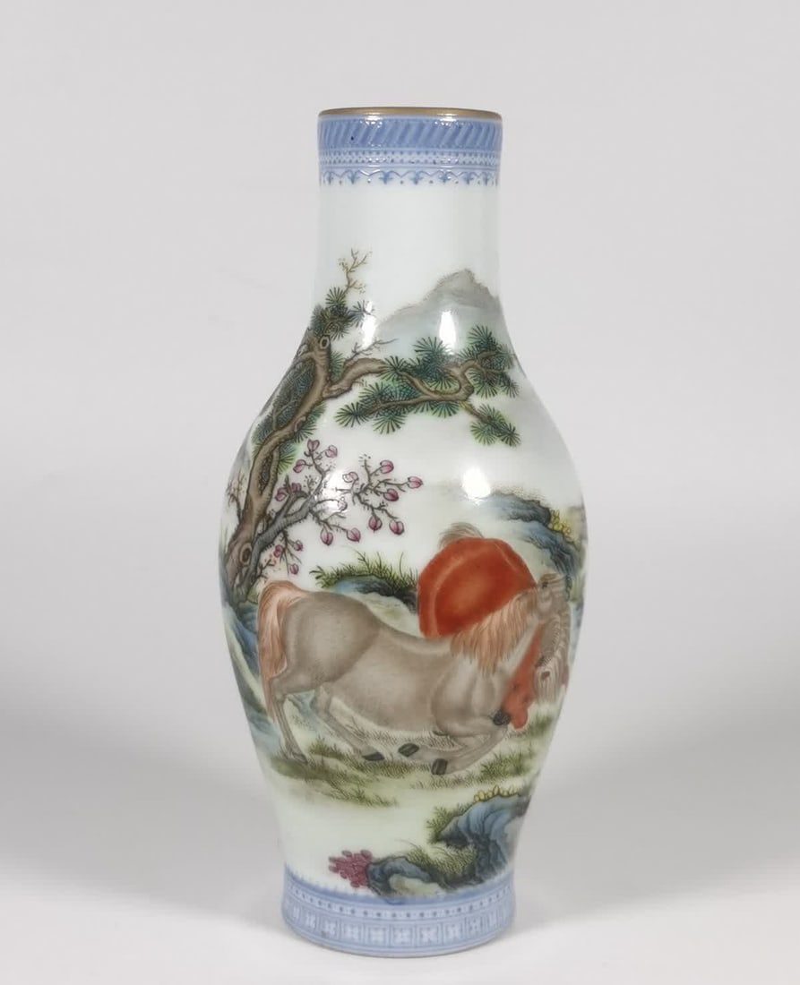 A Qing Dynasty Qianlong enamel horse pattern olive bottle: Qing Dynasty Qianlong enamel horse pattern olive bottle SIZE: H: 17.5cm MouthD: 4cm Belly diameter 9cm (The Dimensions Of All Batches Are Manually Measured.If You Need More Detailed Information,