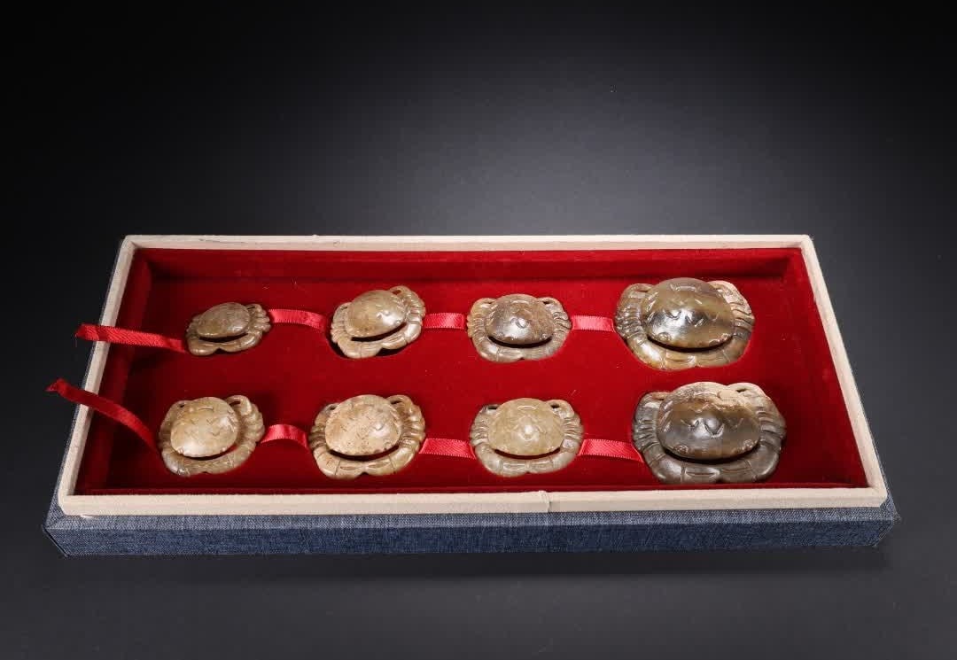 A set of ancient jade crab ornaments: A set of ancient jade crab ornaments SIZE: Max 5.7x4x1.7cm Total W: 201g (The Dimensions Of All Batches Are Manually Measured.If You Need More Detailed Information, Please Contact Our Customer