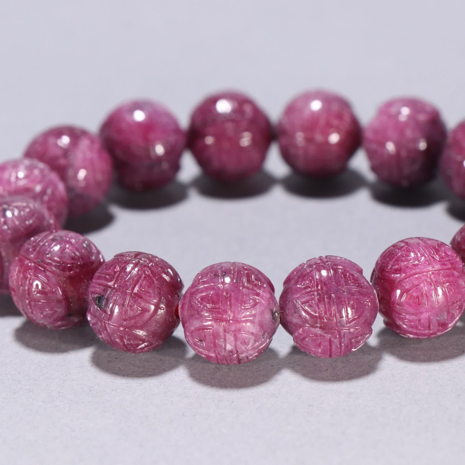 A Qing Dynasty ruby carved longevity pattern bracelet - 2