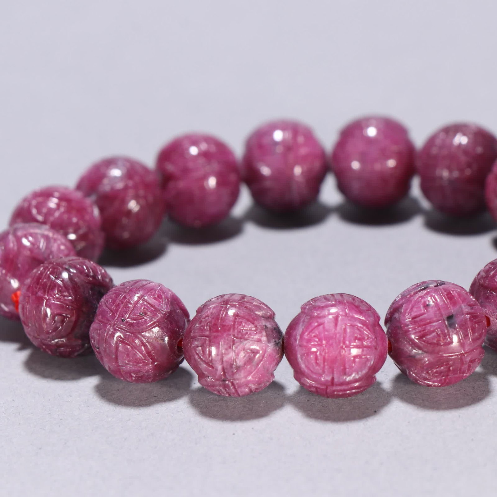 A Qing Dynasty ruby carved longevity pattern bracelet - 6