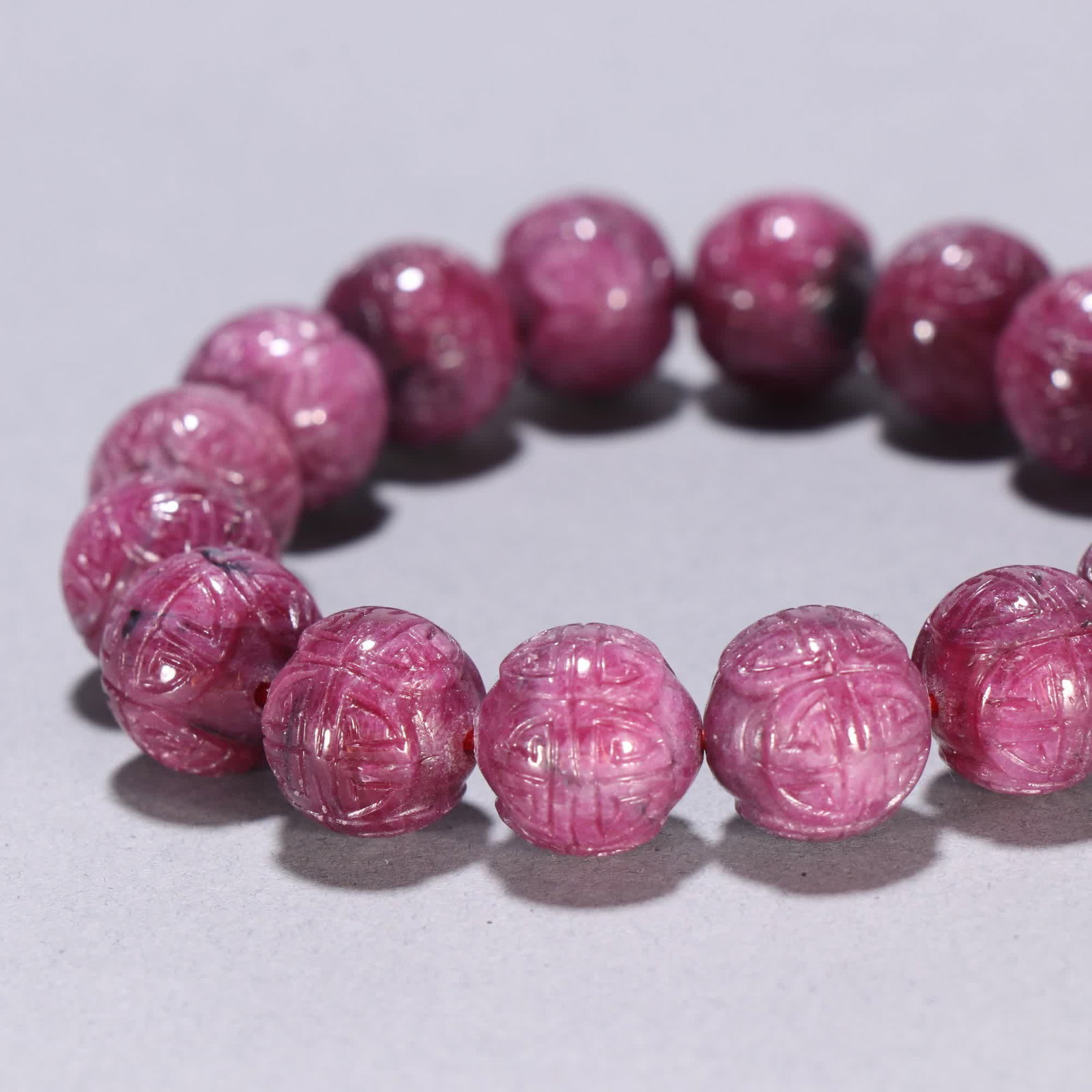 A Qing Dynasty ruby carved longevity pattern bracelet - 7