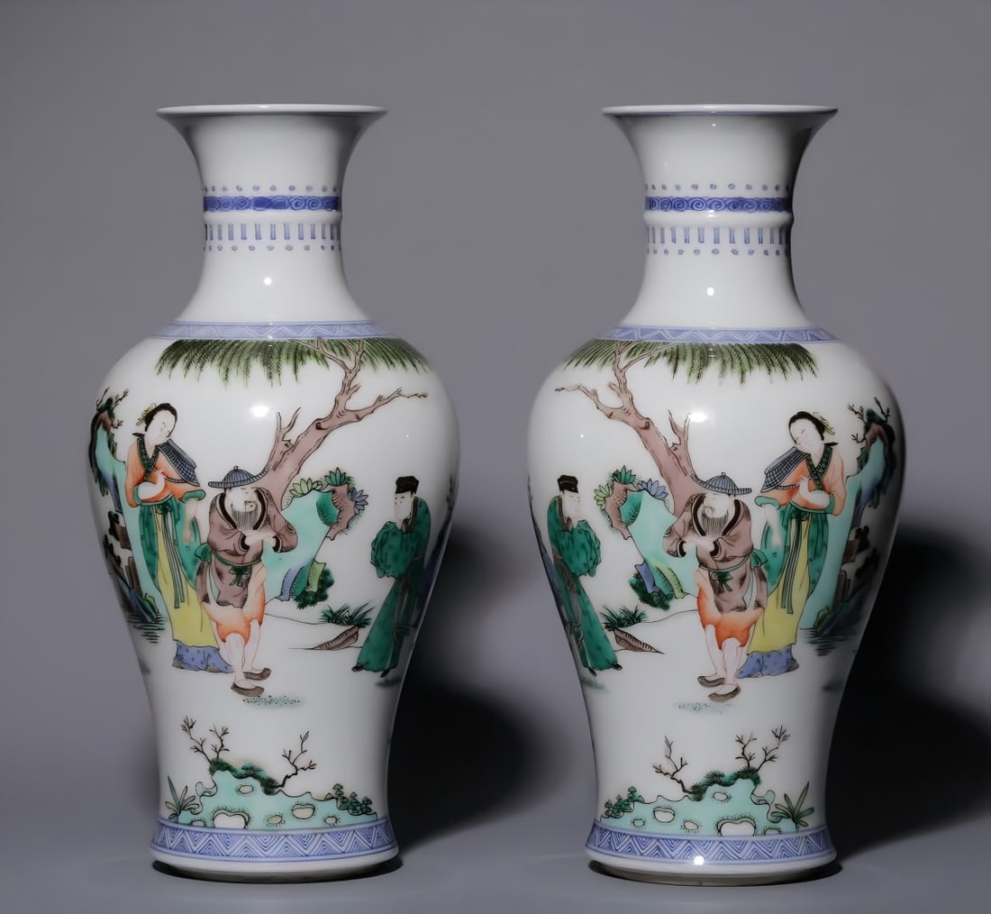 A pair of Qing Dynasty colorful character story picture appreciation bottles (1 of 9)
