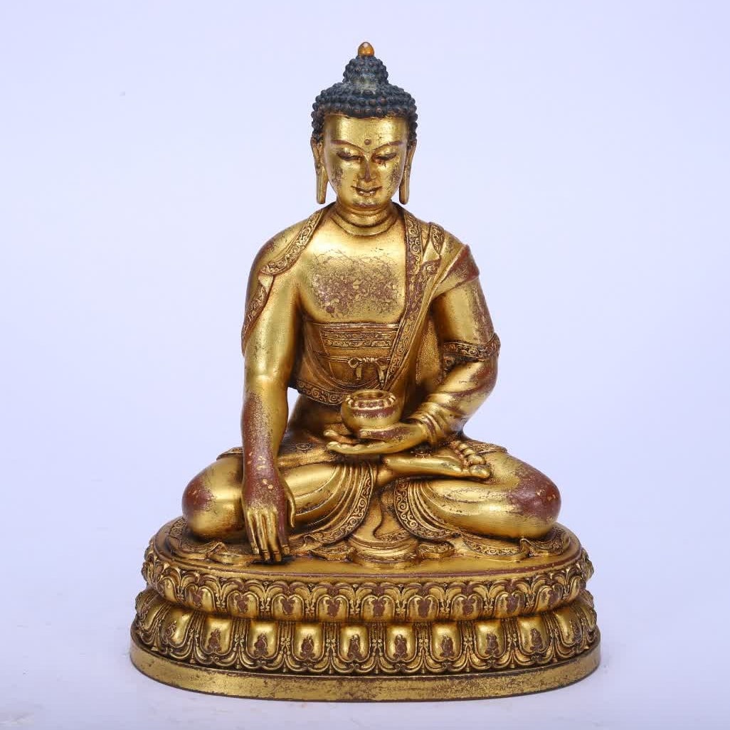 A bronze gilt Buddha statue of the Qing Dynasty: Qing Dynasty copper gilt Buddha statue SIZE: L:12cm W:8cm H:15cm W:900g (The Dimensions Of All Batches Are Manually Measured.If You Need More Detailed Information, Please Contact Our Customer Service