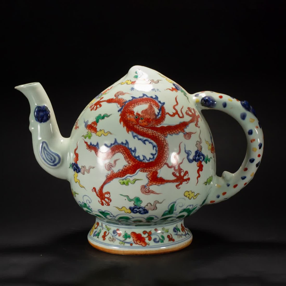 A Ming Dynasty colorful dragon pattern longevity peach pot: Ming Dynasty colorful dragon pattern longevity peach pot SIZE: L:43cm W:26cm H:33cm W:3810g (The Dimensions Of All Batches Are Manually Measured.If You Need More Detailed Information, Please Contact O