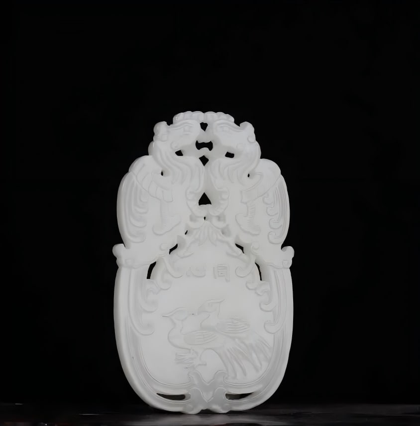 A piece of Qing Dynasty Hetian white jade concentric than the wing: Qing Dynasty Hetian white jade concentric pendant This pendant is made of Xinjiang Hetian white jade, the jade is warm and delicate, the structure is dense, white and flawless, full of oil, and the fe