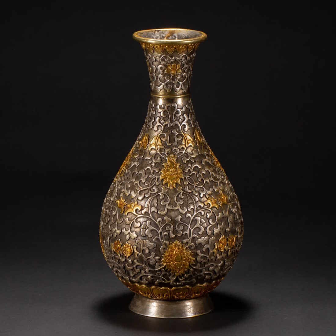 A silver-gilt vase of the Qing Dynasty: Qing Dynasty silver gilt vase SIZE: L:14cm W:14cm H:28cm W:1110g (The Dimensions Of All Batches Are Manually Measured.If You Need More Detailed Information, Please Contact Our Customer Service Before 