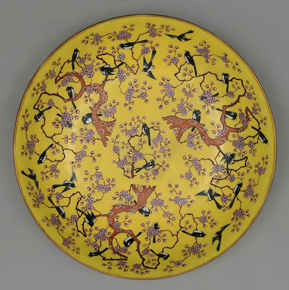 A pastel yellow magpie plum plate made in the Tongzhi Dynasty of the Qing Dynasty: Qing Dynasty Tongzhi year pastel yellow magpie on the plum plate SIZE: H: 4.5cm mouth 22.5cm (The Dimensions Of All Batches Are Manually Measured.If You Need More Detailed Information, Please Contact 