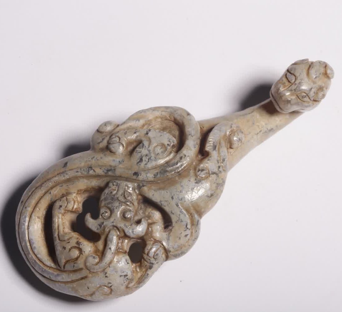 A piece of war Han Dynasty Hetian jade belt Qin dragon pattern hook: The War Han Dynasty Hetian jade belt Qin dragon pattern belt hook belt hook Hetian jade with hook, the texture is warm and delicate, moist and mellow. The shape is quaint and vivid. The dragon hook is