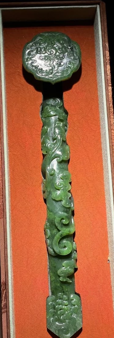 A Qing Dynasty jasper dragon piercing the clouds Ruyi ornament (1 of 9)