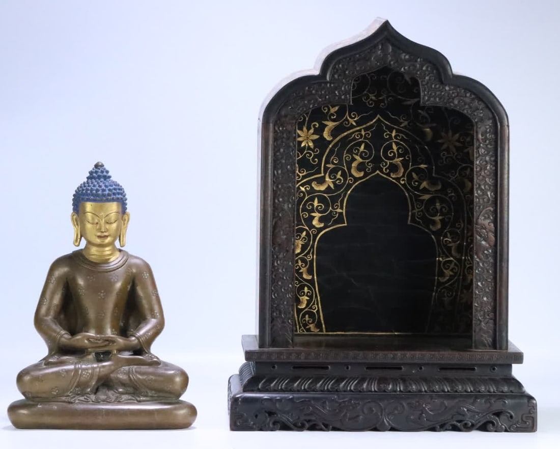 A seated Buddha statue of Shakyamuni Buddha with a silver pattern in alloy copper inlaid with silver: Qing Dynasty alloy copper inlaid silver floral pattern Shakyamuni Buddha seated Buddha shrine SIZE: Buddha 22.9x16.7x10.9cm Niche 36x27x17cm W: 5390g Buddha 3430g (The Dimensions Of All Batches Are Ma