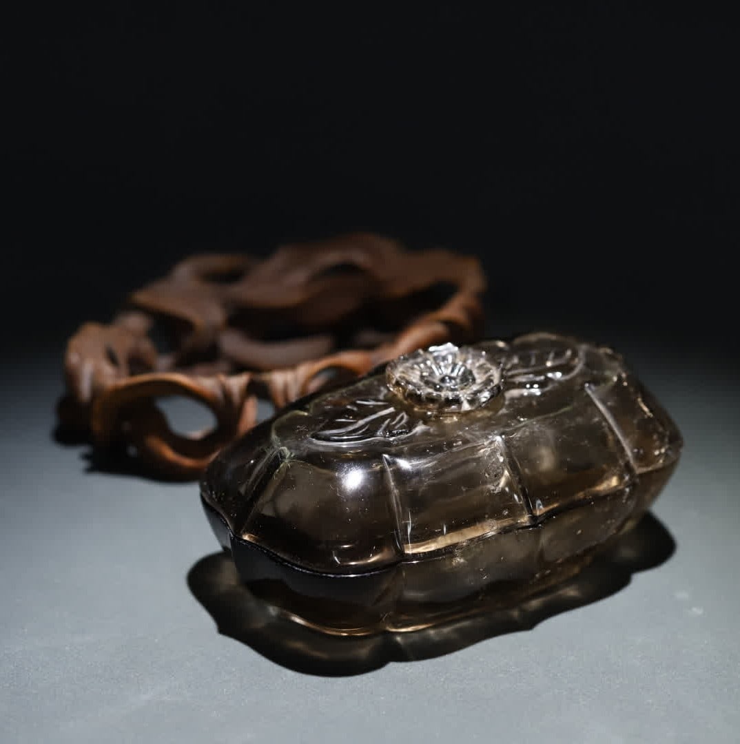 A Qing Dynasty tea crystal begonia-shaped lid box: Qing Dynasty tea crystal begonia-shaped lid box is carved from a whole piece of natural tea crystal. The shape of the vessel is begonia flower-shaped, the Japanese horn is rounded, the center of the b