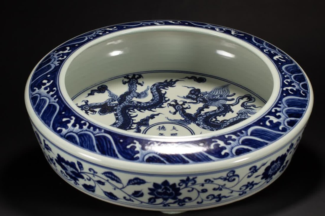 A Qing Dynasty blue and white dragon pattern pen wash: Qing Dynasty blue and white dragon pattern pen wash SIZE: L:37.5cm W:37.5cm H:9cm W:4940g (The Dimensions Of All Batches Are Manually Measured.If You Need More Detailed Information, Please Contact Our