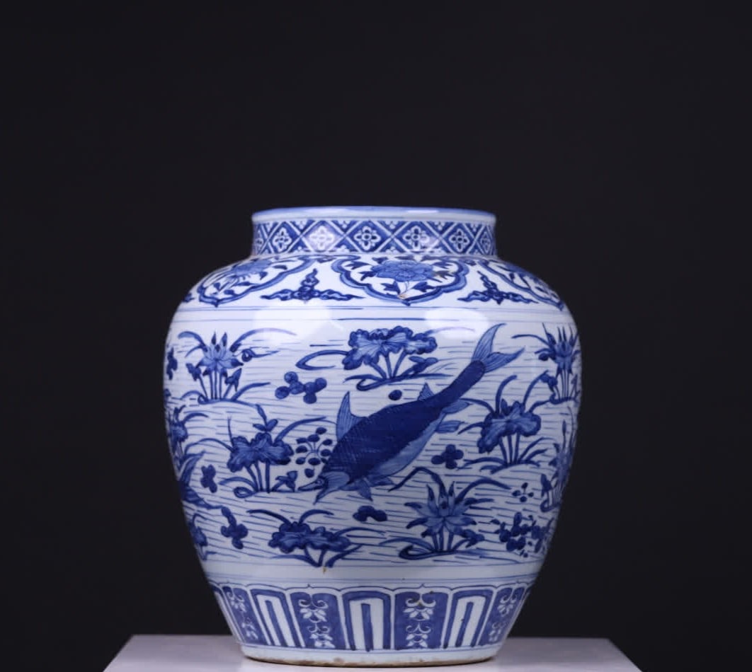 A large jar of algae pattern of broccoli in the Ming Dynasty: Ming Dynasty mackerel algae pattern large jar SIZE: 35.5x28cm (The Dimensions Of All Batches Are Manually Measured.If You Need More Detailed Information, Please Contact Our Customer Service Before Bid