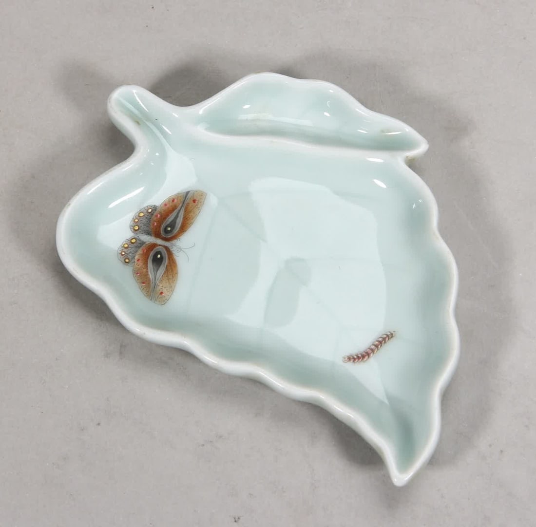 A Qing Dynasty Qianlong pink celadon leaf-shaped pastel butterfly pen: Qing Dynasty Qianlong pink celadon leaf-shaped pastel butterfly pen SIZE: L:11.6cm (The Dimensions Of All Batches Are Manually Measured.If You Need More Detailed Information, Please Contact Our Custom