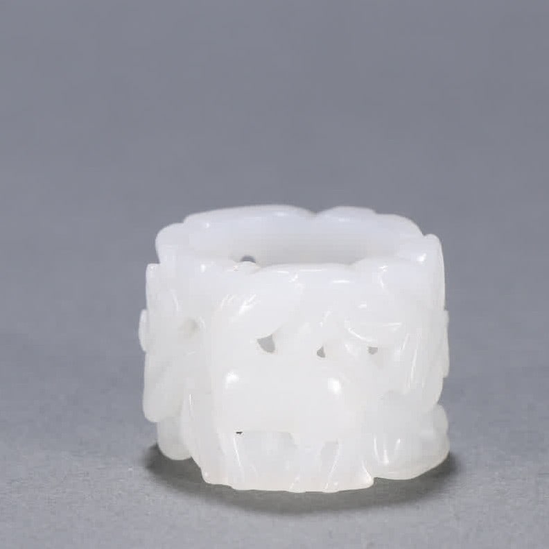 A Qing Dynasty Hetian jade tiger pattern finger (1 of 9)