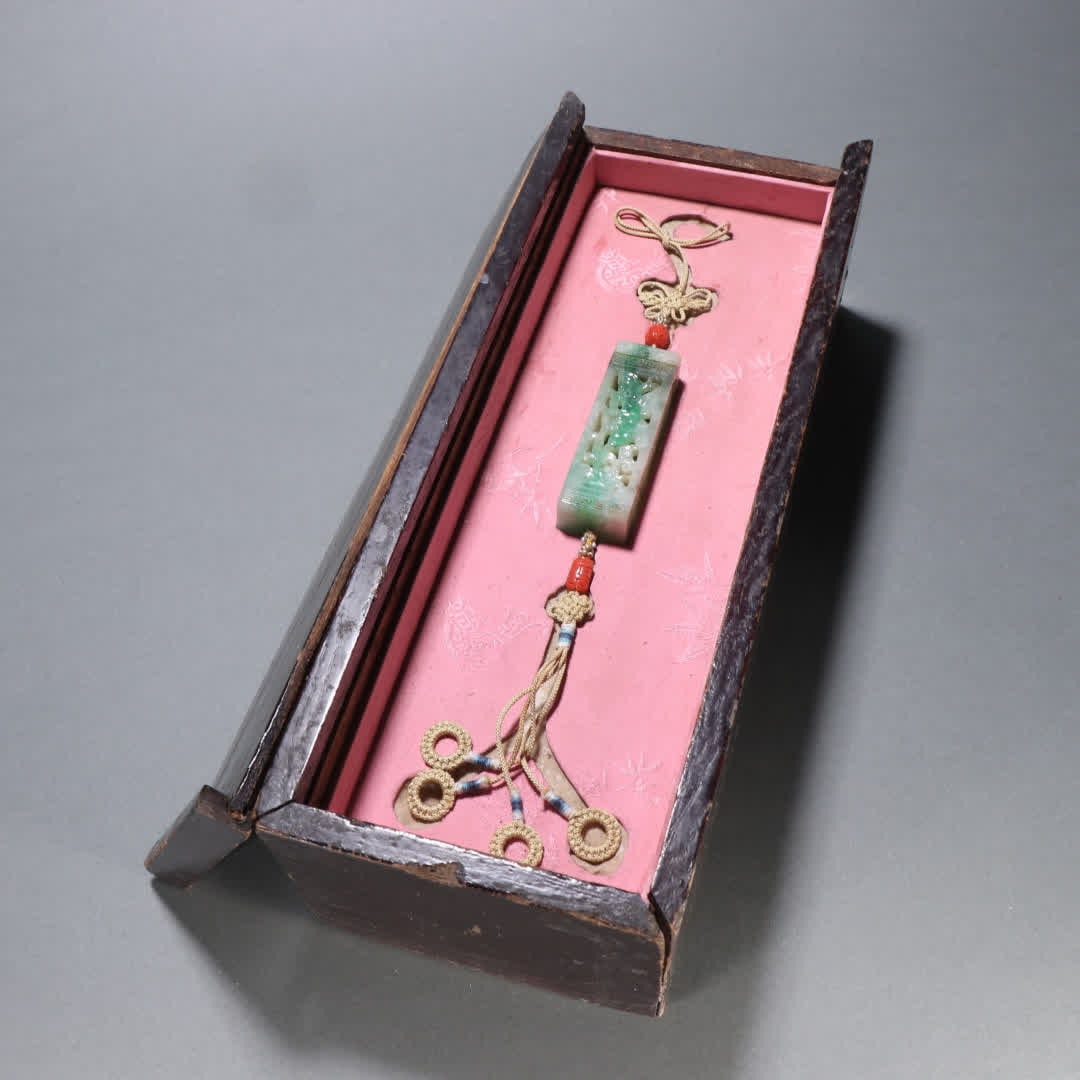 A Qing Dynasty jade dragon pattern sachet pendant: Qing Dynasty jade dragon pattern sachet pendant SIZE: L:6.6cm W:2.2cm W:48.6g (The Dimensions Of All Batches Are Manually Measured.If You Need More Detailed Information, Please Contact Our Customer Se