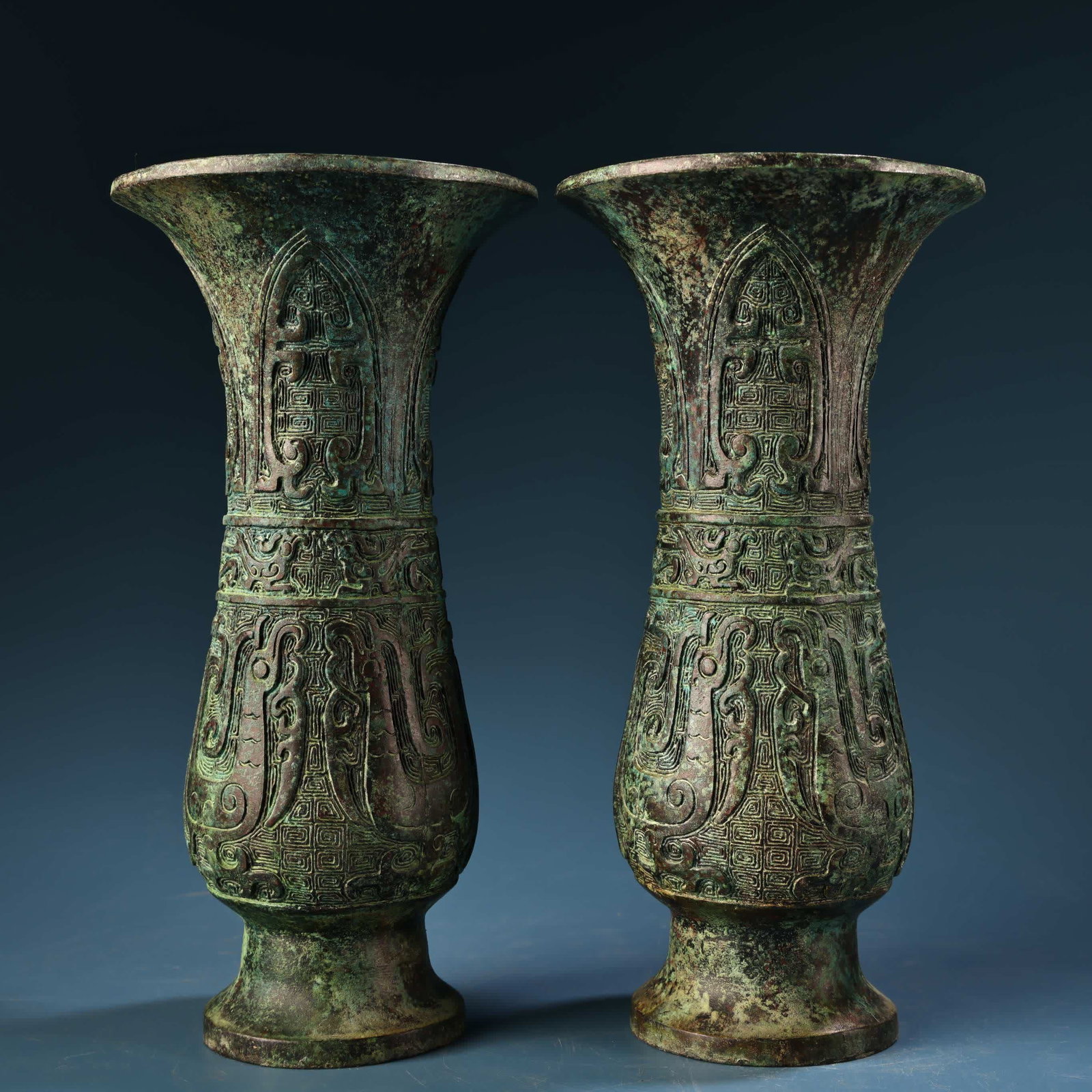 A pair of Han Dynasty bronze hub vases (1 of 10)
