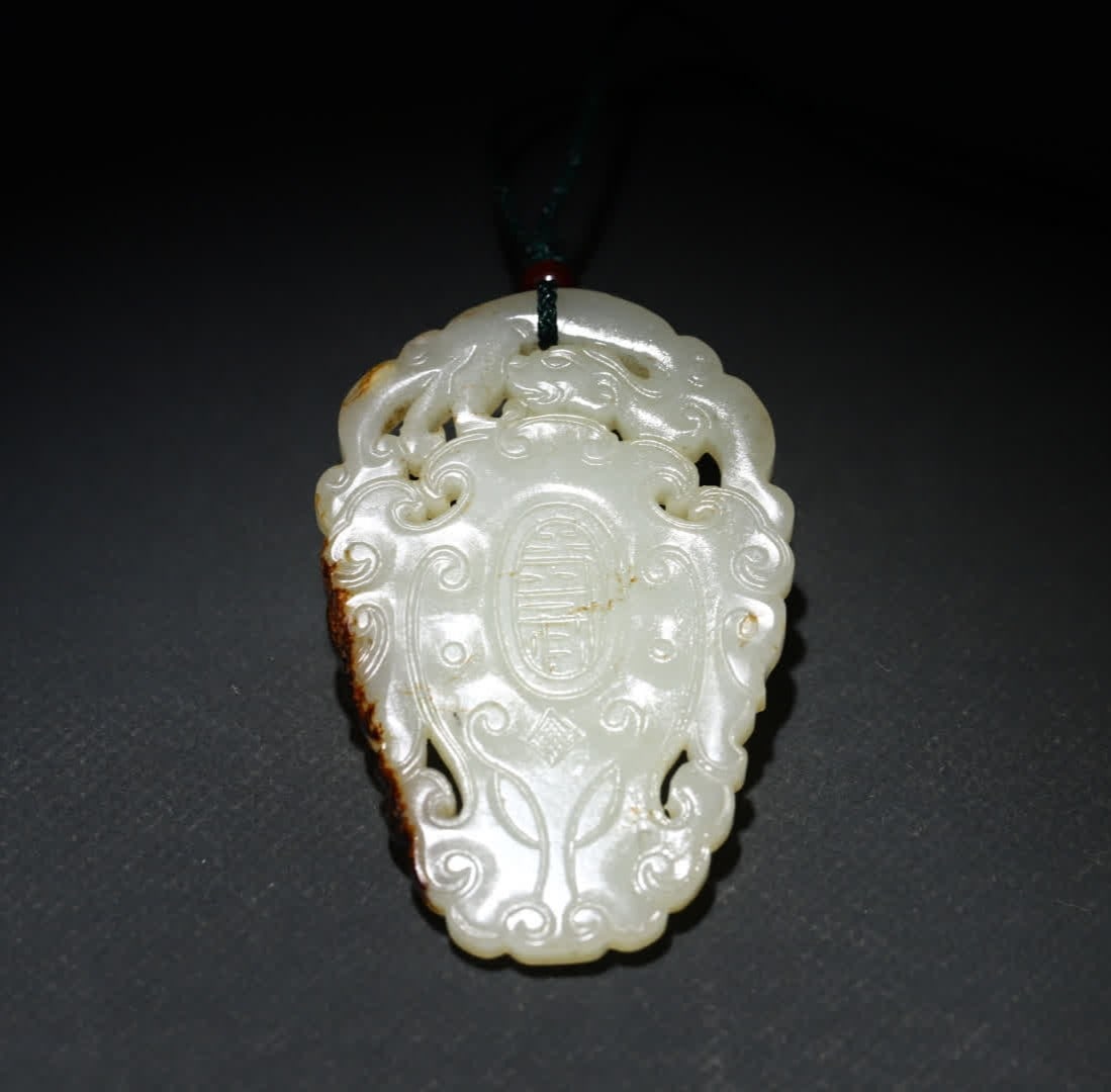 A piece of Qing Dynasty Hetian jade seed material dragon pattern Fushou pendant: Qing Dynasty Hetian jade seed material dragon pattern Fushou Pei body is Hetian jade seed material, the jade is warm and delicate, full of fat, retains the natural skin color, the color is rich and de