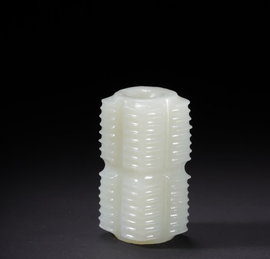 A Qing Dynasty Hetian jade cong-style reiner: Qing Dynasty Hetian jade cong-style reiner SIZE: 3.8x2.0x2.0cm W:30.8g (The Dimensions Of All Batches Are Manually Measured.If You Need More Detailed Information, Please Contact Our Customer Service B