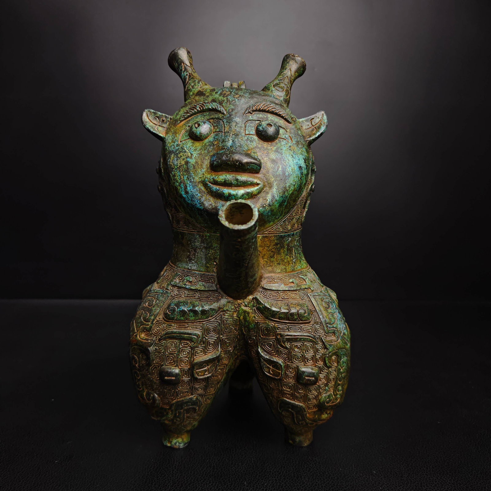 A Shangzhou bronze human face pot: Shangzhou bronze human face pot SIZE: H:28cm W:22cm W:2.7kg (The Dimensions Of All Batches Are Manually Measured.If You Need More Detailed Information, Please Contact Our Customer Service Before Biddi