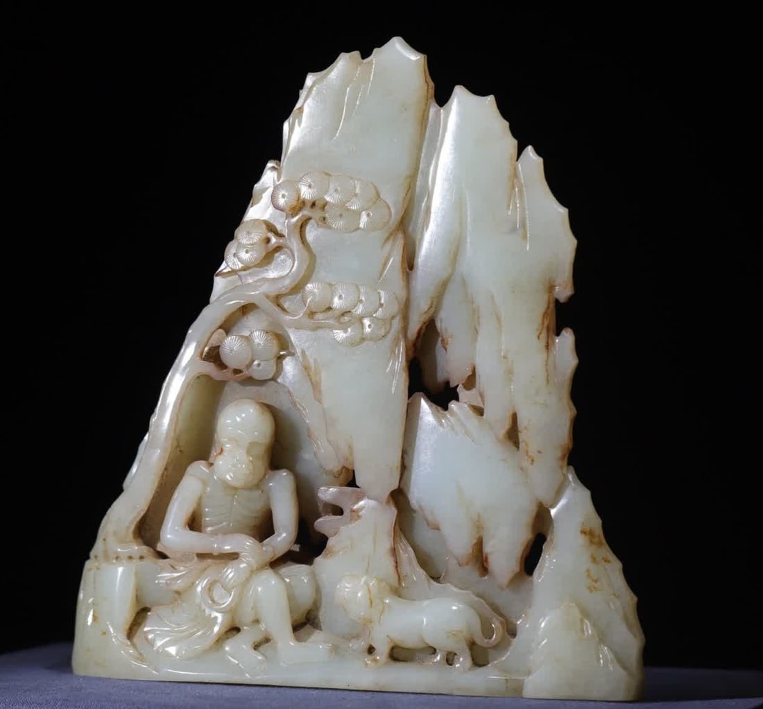 A piece of Qing Dynasty Matsushita Fuhu Luohan Mountain: Qing Dynasty Panasonic Fuhu Luohan Shanzi This piece of mountain is carved from a whole piece of Hetian seed material green and white jade, the jade is white and smooth, the light is contained, and th