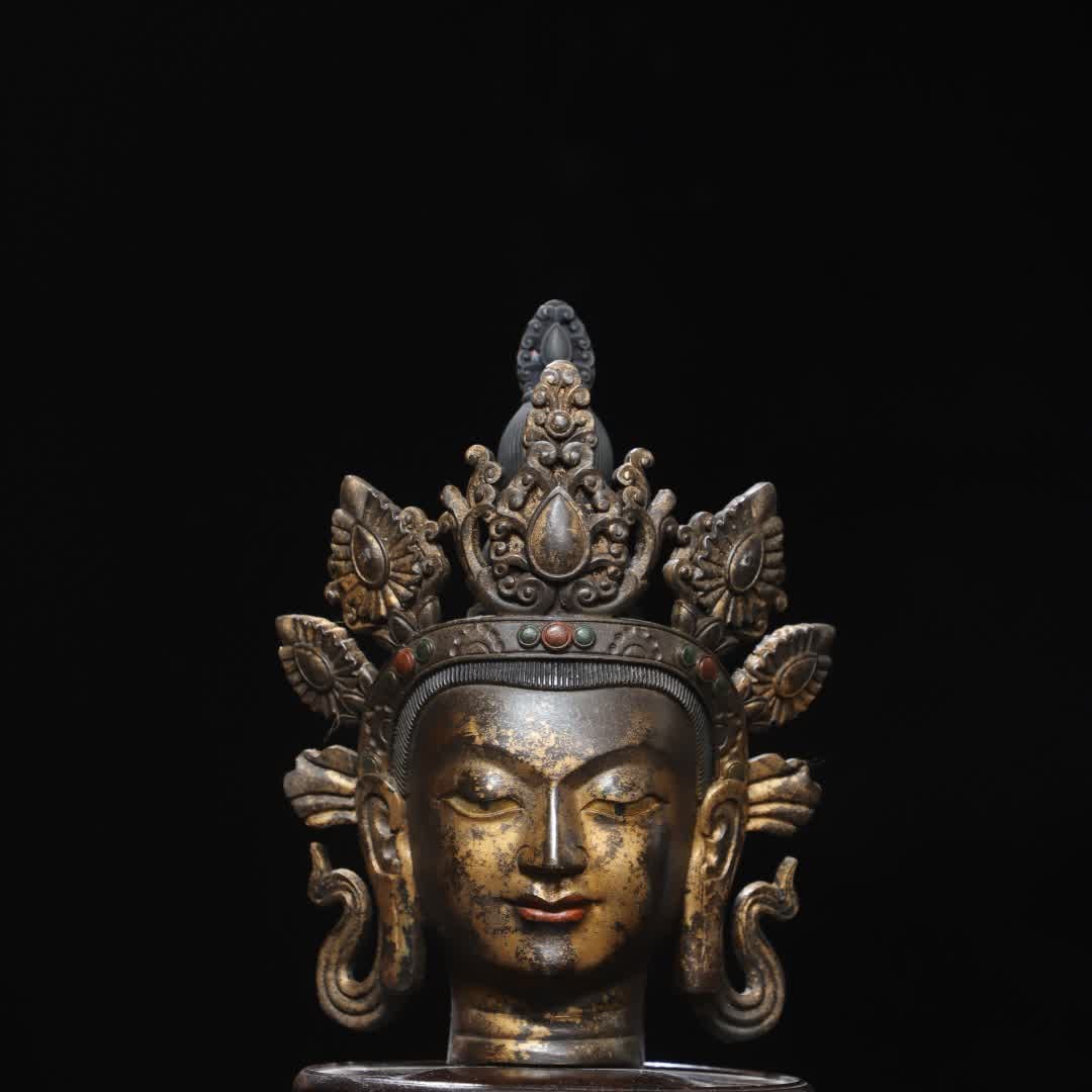 A Qing Dynasty bronze rubbing gold Guanyin Buddha head: Qing Dynasty copper rubbing gold Guanyin Buddha head SIZE: H:25cm W:18cm T:10cm W:1.7kg (The Dimensions Of All Batches Are Manually Measured.If You Need More Detailed Information, Please Contact Our C