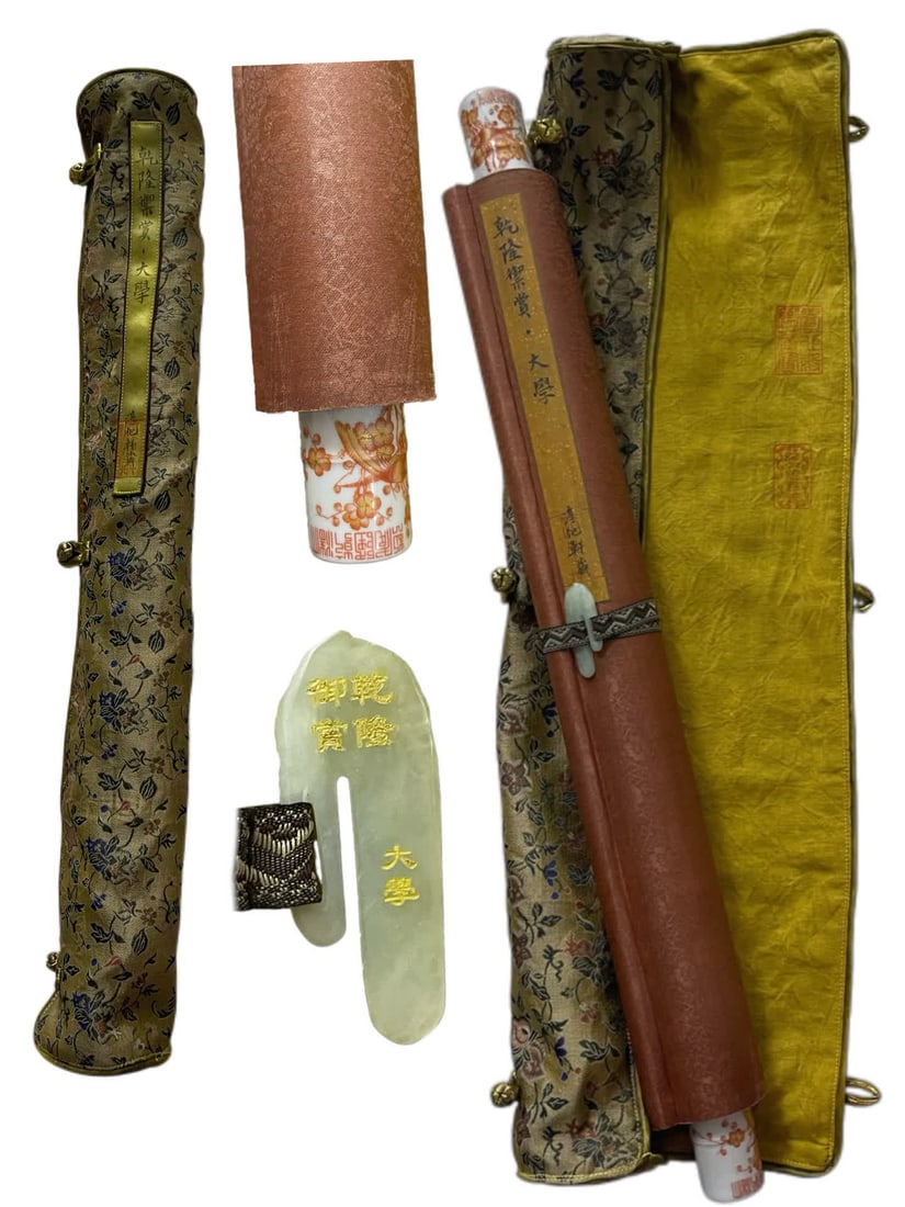 A painting of Qianlong's imperial appreciation "University": Qianlong's imperial reward "University" SIZE: Total L:390x48.8cm Painting core245x29.5cm (The Dimensions Of All Batches Are Manually Measured.If You Need More Detailed Information, Please Contact Our 