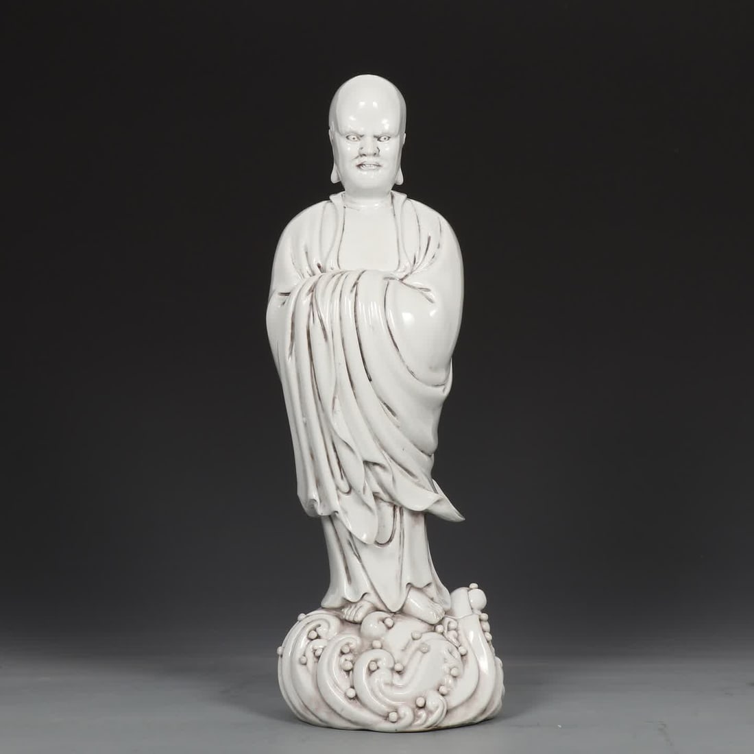 A statue of Dharma in the Dehua kiln in the Ming Dynasty: Ming Dynasty Dehua kiln tooth white glaze Dharma statue SIZE: H:39.5cm D:14.5cm (The Dimensions Of All Batches Are Manually Measured.If You Need More Detailed Information, Please Contact Our Customer 