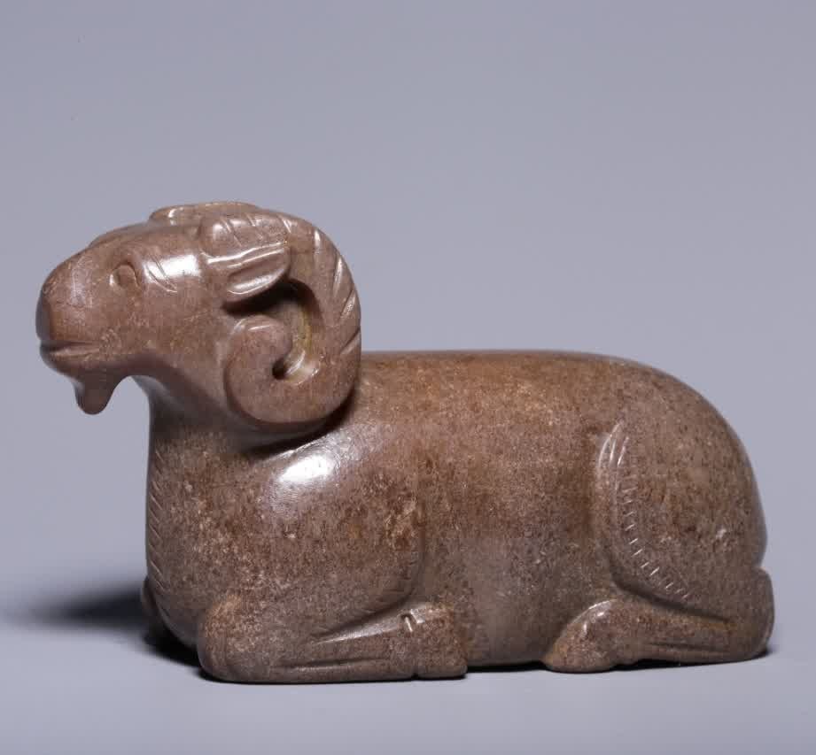 A jade lying sheep ornament from the Han Dynasty (1 of 6)
