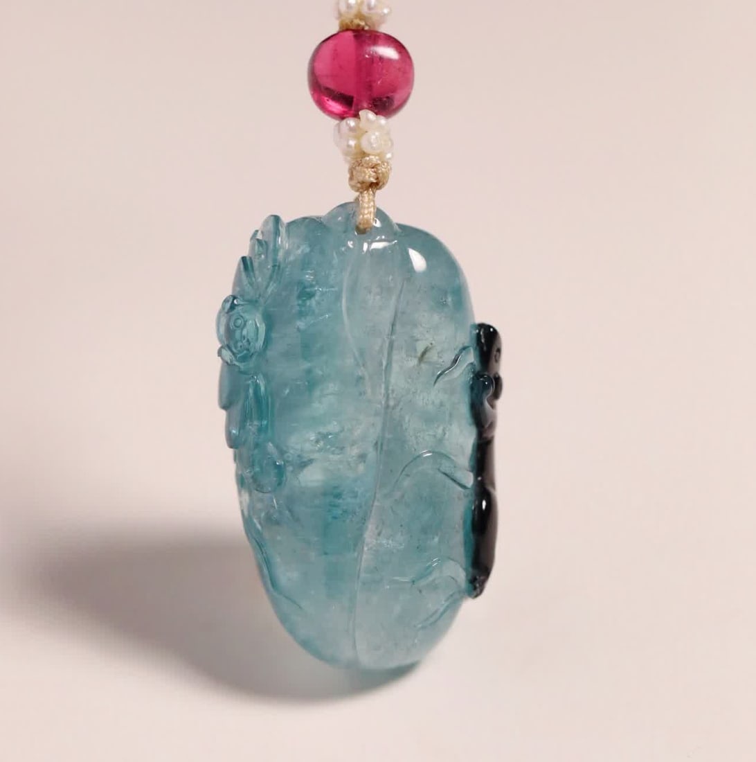 A beautiful blue tourmaline carved in the Qing Dynasty: Qing Dynasty pretty blue tourmaline carving SIZE: 3.75x2.3x1.86cm W:24.3g (The Dimensions Of All Batches Are Manually Measured.If You Need More Detailed Information, Please Contact Our Customer Servic