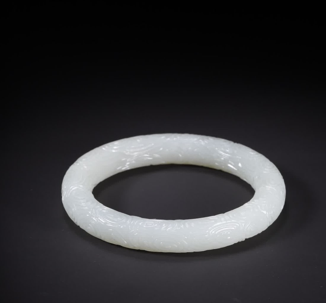 A Qing Dynasty Hetian jade cloud pattern bracelet: Qing Dynasty Hetian jade cloud pattern bracelet SIZE: Inner diameter 5.9cm Strip thickness 1.1cm W: 58.3g (The Dimensions Of All Batches Are Manually Measured.If You Need More Detailed Information, Pl