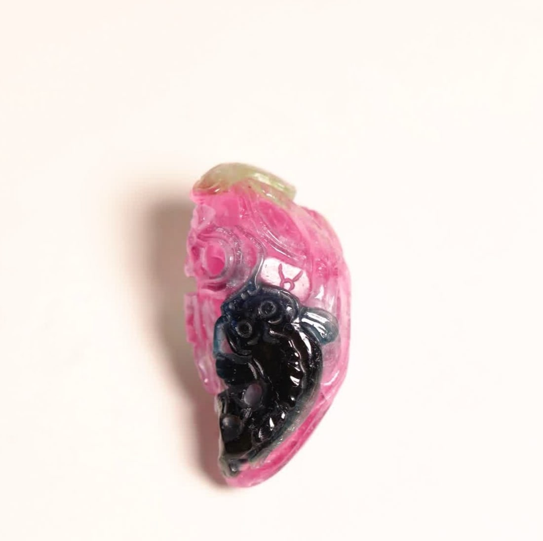 A Qing Dynasty three-color tourmaline skillfully carved with more than carvings every year: The Qing Dynasty three-color tourmaline is skillfully carved every year SIZE: 3.5x1.8x1.65cm W:11.6g (The Dimensions Of All Batches Are Manually Measured.If You Need More Detailed Information, Please 